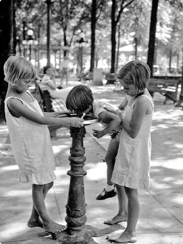 Letnapark's tweet photo. SIESTA 🍊🍌🍐🍑🍒🥝🍹

Es ist wohl ausgemacht, dass nächst dem Wasser das Leben das Beste ist, was der Mensch hat. #Lichtenberg

[Eudora #Welty *13.4.1909  – 23.7.2001 Jackson, Miss.; Kinder, Mississippi, 1930er #WomensArt] https://t.co/qQJKFuqCvm