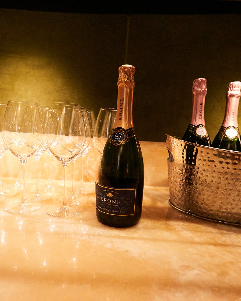 kroneworld's tweet photo. Drinking in colour with Krone Vintage-only Cap Classique with @LeaColombo and bright, beautiful friends.

#ColoursofMyBody #LeaColombo #KroneCapClassique #VintageOnlyCapClassique https://t.co/KrJmfSGGlw