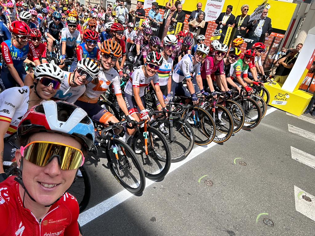 LeTourFemmes's tweet photo. 🤩 This may just be the greatest selfie ever taken. @C_Majerus, you've outdone yourself here 🙏

🤩 C'est peut-être le plus beau selfie jamais pris. Merci @C_Majerus 🙏

#TDFF2023 #WatchTheFemmes @GoZwift https://t.co/PMwRBrZWC8