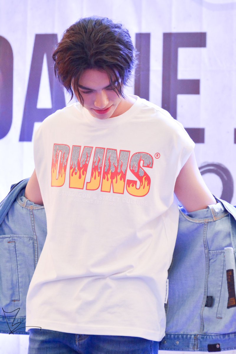 DeiUchiha3's tweet photo. I didn't expect it to be sleeveless shirt until he open it😔🔥
#DAVIEJONESxBOSS #bosscha https://t.co/HLFqeQddHH