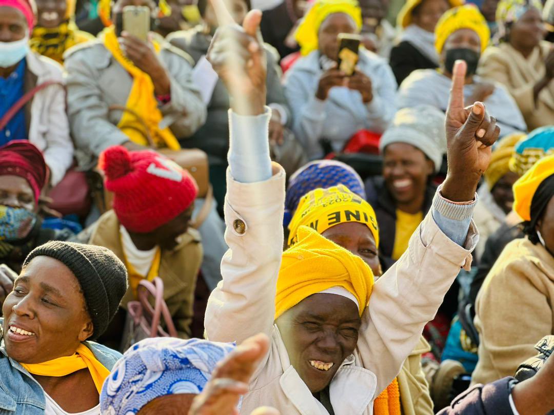 ChangeRadioZW's tweet photo. No Buses, Only Hope 

Thousand gathered at 8 am to listen to listen to President Nelson Chamisa  at Sibomvu Business Centre in Matebeleland South. https://t.co/up1fT6pKUh