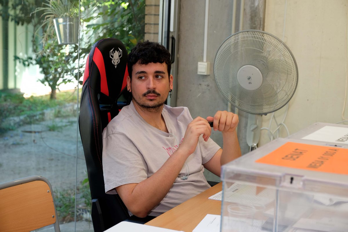 rsilenci's tweet photo. 🗳️ La jornada electoral del #23J avança sense incidències a #laGarriga i amb alguna curiositat. Un dels joves membres d'una mesa dels Pinetons (on ha votat @meritxellbudo) ha portat la seva pròpia cadira: una cadira gamer 😁. Comoditat per passar unes quantes hores recollint vots https://t.co/arX1xPzNxB