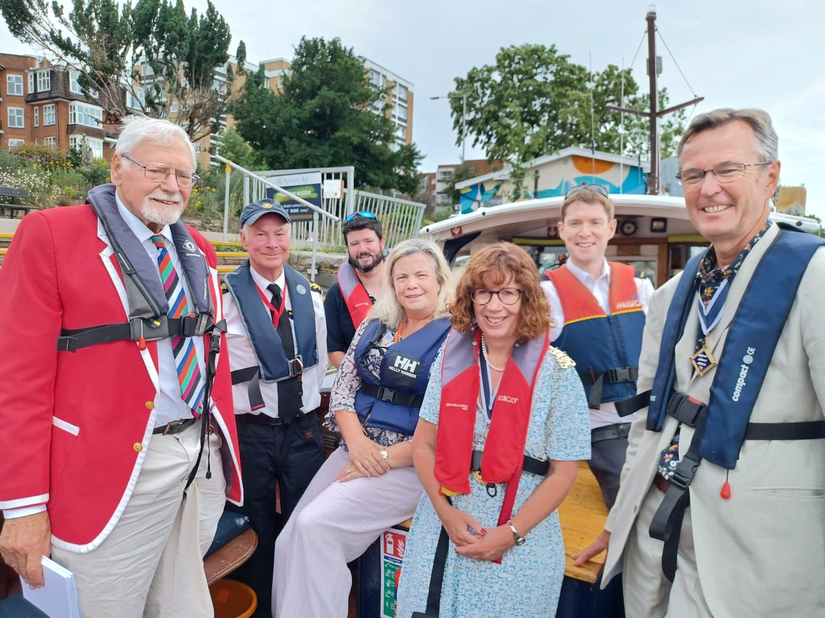 KingstonMvs's tweet photo. In addition to our guard boat duties, it has been our pleasure escort  the Mayors at @RBKMayor @RBKingston @LBRUT and @ElmbridgeBC to the  regattas. https://t.co/0groSd3kh7