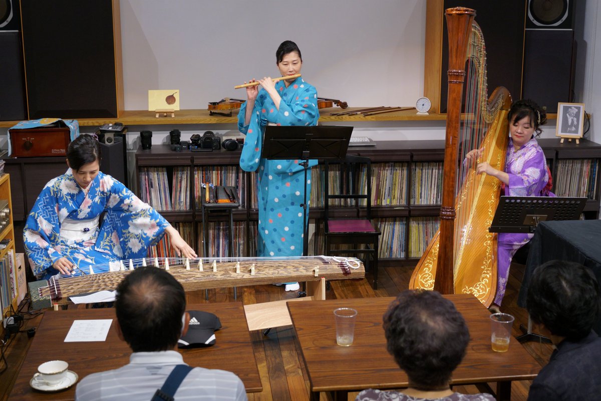 yagiyacafe's tweet photo. Kotohaのみなさんのサマーコンサートが終演しました。和楽器と洋楽器の組み合わせは初めてでしたが、琴とハープと笛の音色って意外と合うんですね。
聞き馴染みのある曲が多くとても感動しました。
聞けば結���して七年目だそうで息もぴったりでした。

#コンサート #ヤギヤ #金沢 #琴 #笛 #ハープ https://t.co/UUaPALWABw