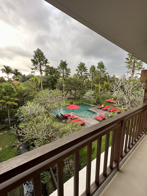 I am very very greasy and jet lagged but I made it to Bali!! https://t.co/4Nu4mBFLRV