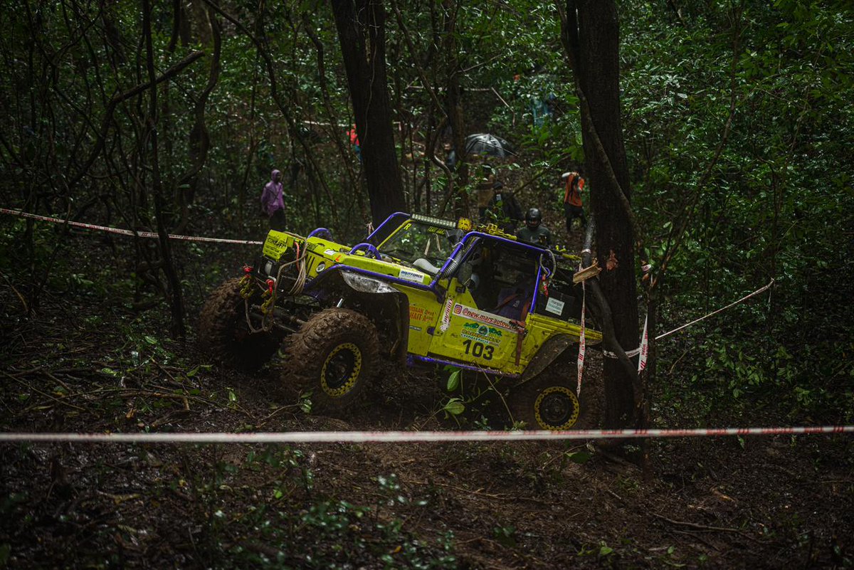 Cougarmotorspor's tweet photo. 3. 2. 1. Go!
The Rainforest Challenge India | 22 - 29 July, Goa 2023 
#rfcindia #rainforestchallenge #offroad #goatourism #4x4 #comeupwinch #manipalhospital #taanbeverages #TenetDiagnostics #brutforce #NeverTurnBack #Jimny4x4 #NEXAExperience #redbull https://t.co/oaDw0LtKxd
