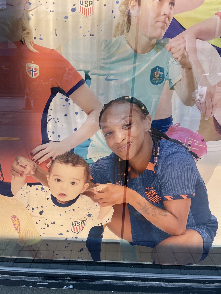 CarterHudson83's tweet photo. I don’t know how many times I’ve walked by this in Auckland and said, “hi, Marcel!” Now that we are leaving, LFG, ⁦@Cdunn19⁩ &amp; the ⁦@USWNT⁩ !!! https://t.co/GFBtPl9ebE