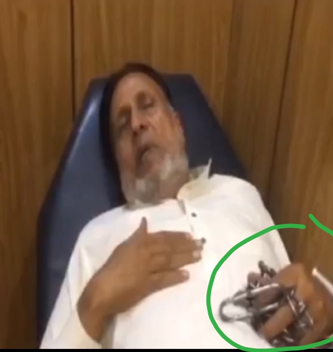 CryptoAlanReal's tweet photo. میاں محمودالرشید کو جب ایمرجنسی میں  کارڈیالوجی ہسپتال لایا گیا تب بھی ان کے ہاتھوں پر ہتھکڑیاں ہیں

1400 سال پہلے یزید بھی ایک حافظ قران ہی تھا جس نے انسانی حقوق کی پامالیوں کی داستانیں بنائیں تھی

پس ثابت ہوا بات بات کردار کی ہوتی ہے،حافظ قران ہونا اچھی انسان ہونے کی دلیل نہیں۔ https://t.co/gDNLdUYVNe