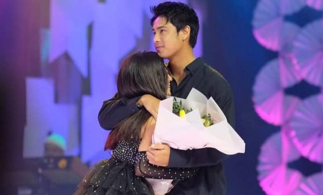 _donbellemyloml's tweet photo. why would i lower my standards when donny existed :< the way he was just vibing the whole concert. he didn't hold his phone. he just focused on belle. smiling and clapping like how proud he is. hays ama namin nasan ang akin? 🥹 #donbelle https://t.co/5OFckeQ5AE