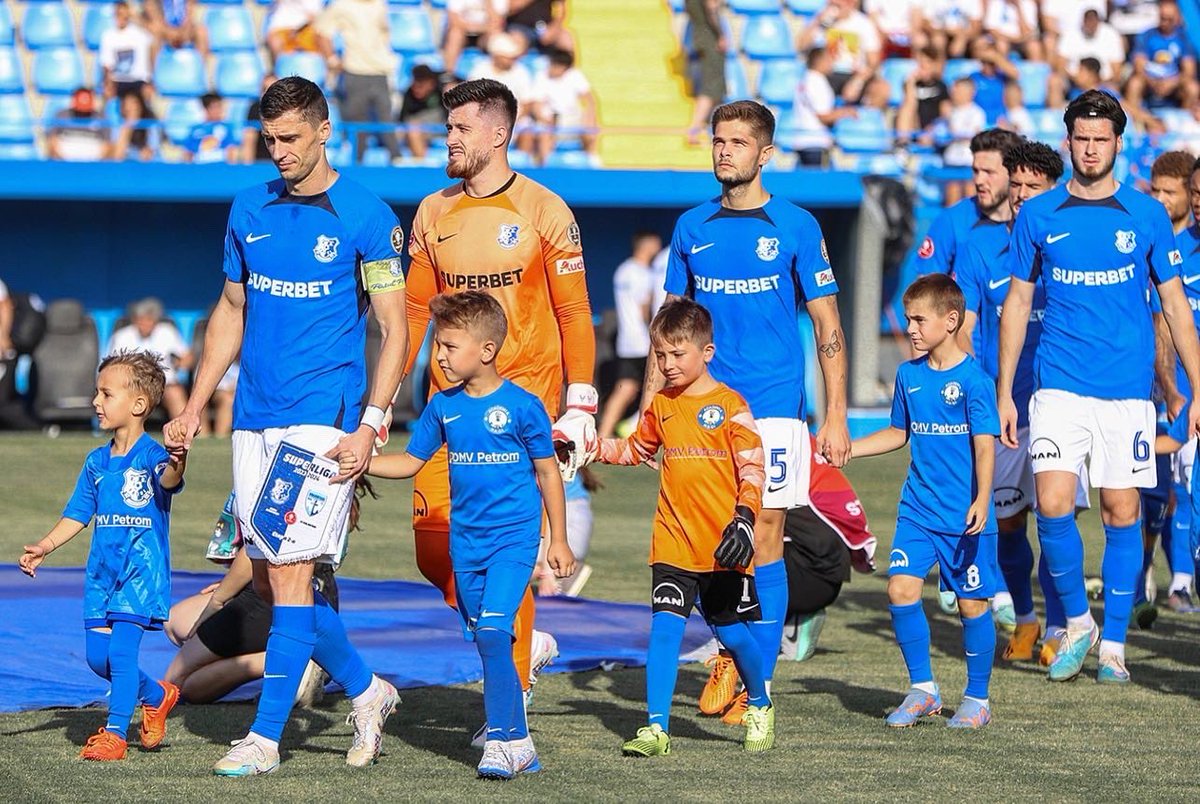 queiras3's tweet photo. +3 points in our path and an incredible simbiose between us and your supporters 💙🤍🤝🏼 #HaideFarul https://t.co/QtaGvgPxOc