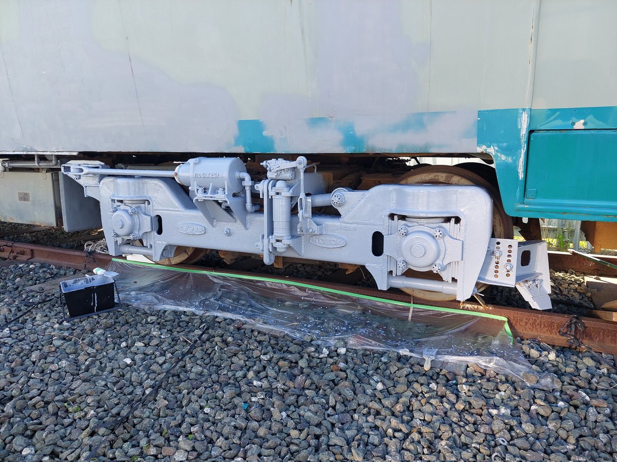 sHinROYKt48x8XO's tweet photo. 今日は朝から京津線82号の
整備作業に参加していました。

昨日からの車体に充てたパテ
研ぎ作業に加えて、京都市電
1831号の台車で使った塗料の
残りを有効活用して頂き、
82号の台車塗装を実施。
ピカピカになりグッと見映えが
良くなりました。
作業参加の皆様お疲れ様でした。 https://t.co/ABbgLiHREx
