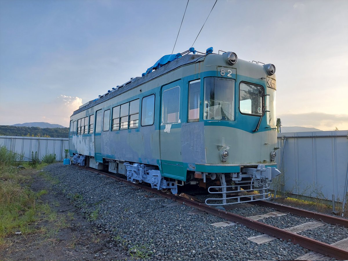 sHinROYKt48x8XO's tweet photo. 今日は朝から京津線82号の
整備作業に参加していました。

昨日からの車体に充てたパテ
研ぎ作業に加えて、京都市電
1831号の台車で使った塗料の
残りを有効活用して頂き、
82号の台車塗装を実施。
ピカピカになりグッと見映えが
良くなりました。
作業参加の皆様お疲れ様でした。 https://t.co/ABbgLiHREx