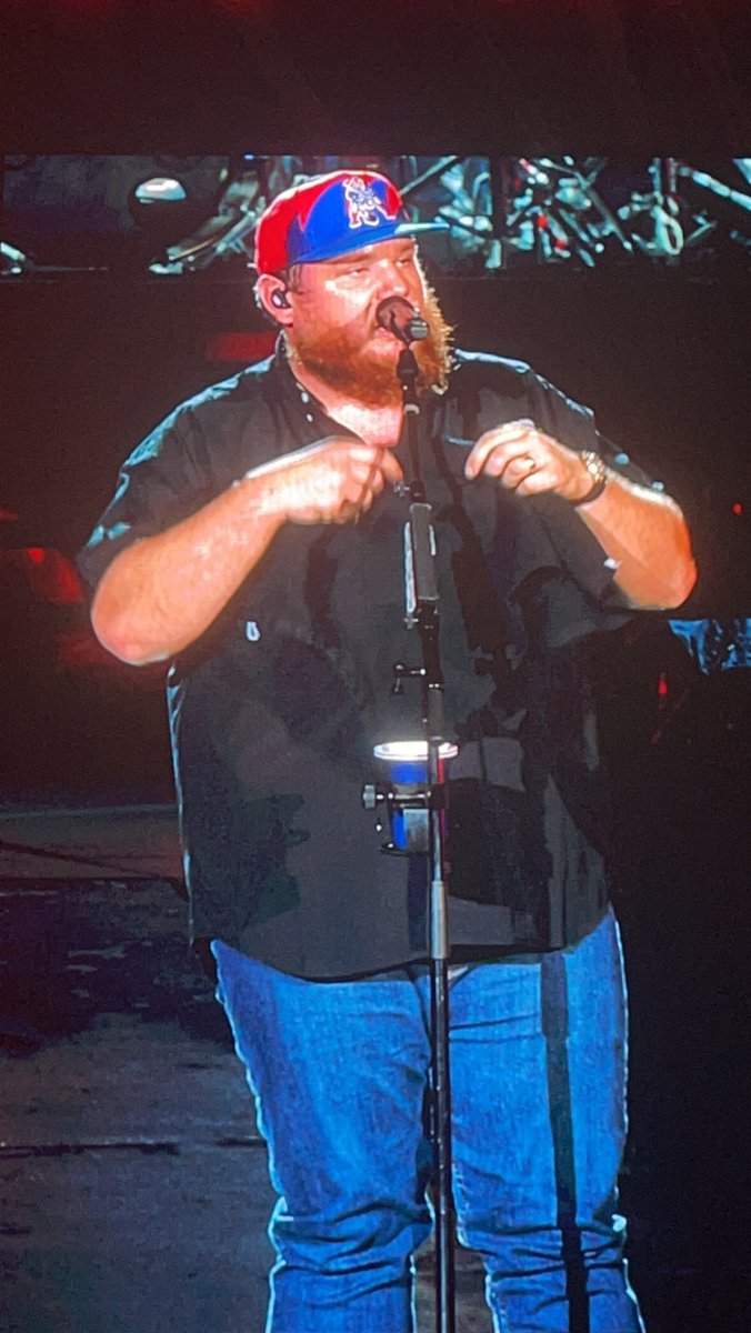 Sashaeaded's tweet photo. @lukecombs @GilletteStadium https://t.co/8fDcHwOVF7