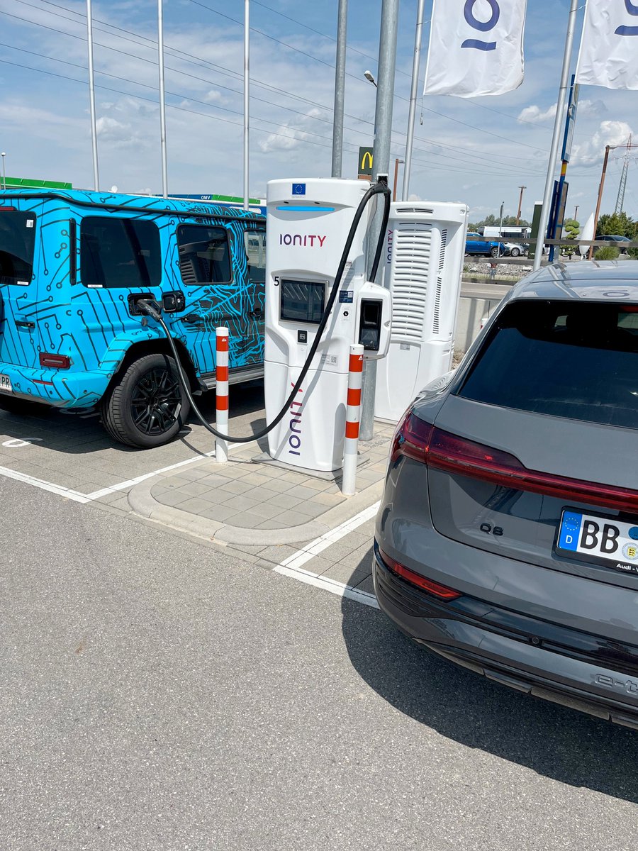 electricfelix's tweet photo. Fresh #EQG testing #squad by Mercedes spotted by @ManniMan2000 ⚡️⚡️⚡️
This time at 56 % SoC (139 kW LIVE)
32 kWh added in 12 minutes or avg of 160 kW!
#alwaysbecharging
#400V architecture ✅ https://t.co/7FgqNRa6KQ