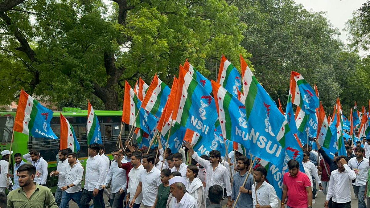 PankajUpdhNSUI's tweet photo. देश के लोकतंत्र को बचाने के लिए , तानाशाह सत्ताधारी मोदी सरकार के खिलाफ कांग्रेस के "मौन सत्याग्रह" में NSUI की भागीदारी।

📍 जंतर मंतर , नई दिल्ली
@Neerajkundan ,@kanhaiyakumar ,@AASHU_NSUI ,@ManjulTripathi_ 
@nsui ,@NSUIMP https://t.co/s5oA02GpMJ