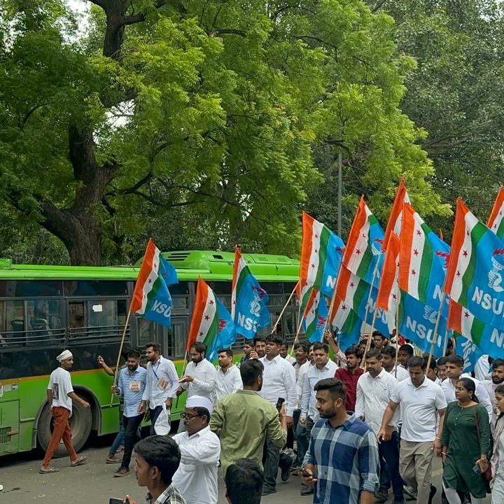 PankajUpdhNSUI's tweet photo. देश के लोकतंत्र को बचाने के लिए , तानाशाह सत्ताधारी मोदी सरकार के खिलाफ कांग्रेस के "मौन सत्याग्रह" में NSUI की भागीदारी।

📍 जंतर मंतर , नई दिल्ली
@Neerajkundan ,@kanhaiyakumar ,@AASHU_NSUI ,@ManjulTripathi_ 
@nsui ,@NSUIMP https://t.co/s5oA02GpMJ
