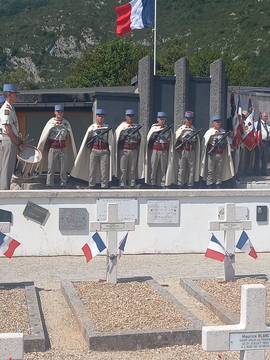 DelegMilDrome's tweet photo. Commémoration des combats du #Vercors, de belles cérémonies au Martyrologe et à la Nécropole de #Vassieux, présidée par madame la préfète, présence du chef de corps, de la fanfare et d’un piquet d’honneur du 1er #spahis. https://t.co/5qO35PIO0d