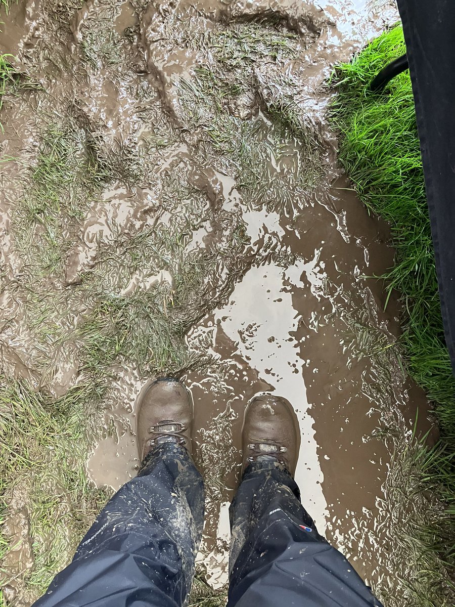 aimee_smi_'s tweet photo. A Saturday full of science, meteorites, and of course mud! With @EarthSolarSystm ☄️🛰️🔬#Bluedot23 🌍 https://t.co/PbTuPS7dSX