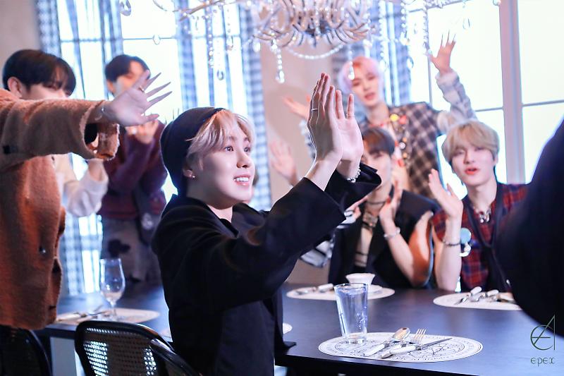 jefeflee's tweet image. Effervescent multitude, peals of euphoric and jovial banter reverberated, entwining hearts. Sunshower played as the vivacious tunes and glistening lanterns adorned the ambiance, encircling it with a tender and honeyed luminosity.