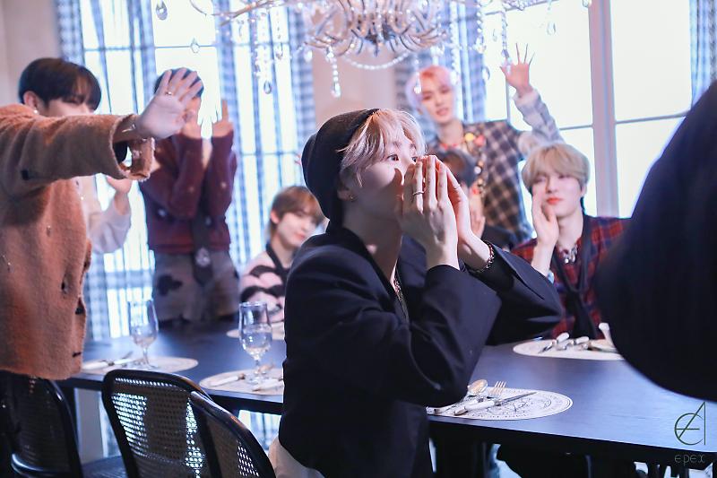 jefeflee's tweet image. Effervescent multitude, peals of euphoric and jovial banter reverberated, entwining hearts. Sunshower played as the vivacious tunes and glistening lanterns adorned the ambiance, encircling it with a tender and honeyed luminosity.