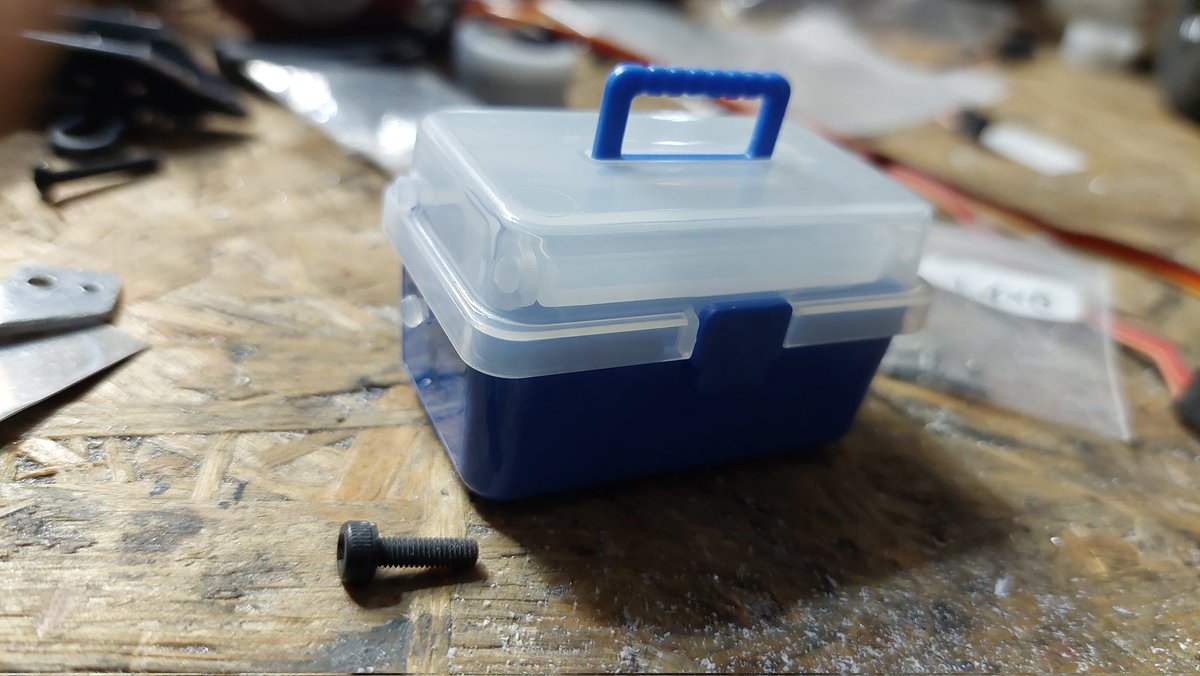 PG3110akiho's tweet image. パジェロ、フロントガラス付けて、
ミラー付けて、
インテリアも開始！
と、工具箱ゲット😄
#スケールクローラー
#ラジコン
#scalecrawler