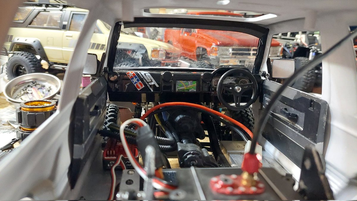 PG3110akiho's tweet image. パジェロ、フロントガラス付けて、
ミラー付けて、
インテリアも開始！
と、工具箱ゲット😄
#スケールクローラー
#ラジコン
#scalecrawler