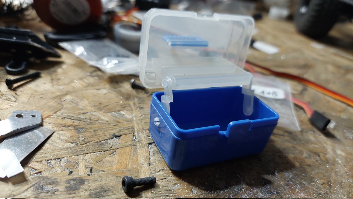 PG3110akiho's tweet image. パジェロ、フロントガラス付けて、
ミラー付けて、
インテリアも開始！
と、工具箱ゲット😄
#スケールクローラー
#ラジコン
#scalecrawler