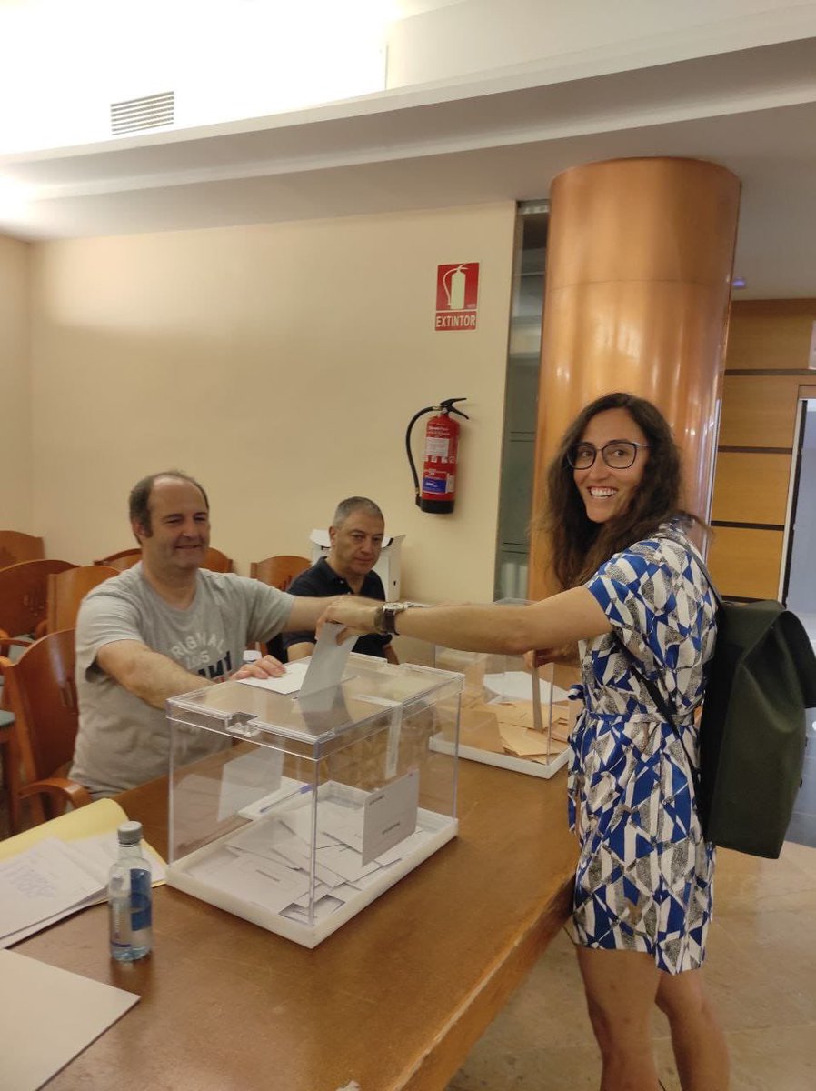 LuisLuisephoto's tweet photo. La candidata n. 2 al Congreso por Zaragoza de @sumar @Lauvergararoman ejerciendo su derecho al voto.
#YoConYolanda
#23J #Sumar23j
#EleccionesGenerales https://t.co/0GhNHErwUR