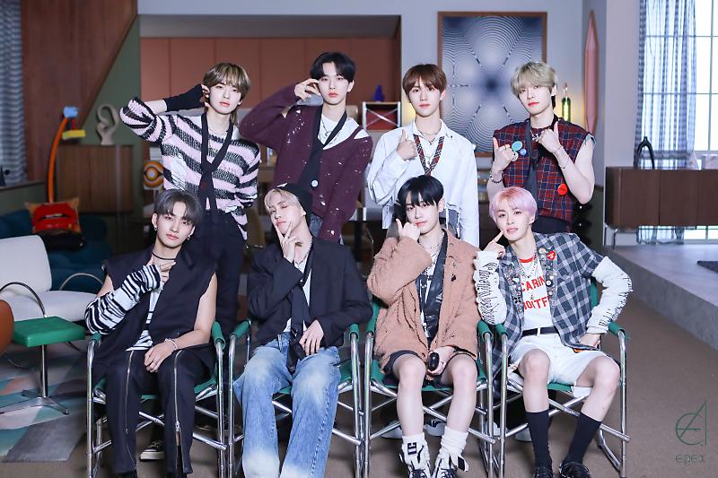 jefeflee's tweet image. Redolence of ancient parchment and ink permeated the atmosphere, evoking a feeling of wistful longing and fascination. Dust-laden shelves cradled a plethora of hidden gems. As the hours elapsed, Sunshower's recording session transform into jollificationy rendezvous.