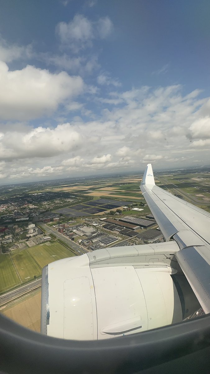 Inselzy's tweet photo. Wat blijft vliegen toch prachtig……helemaal met de koninklijke 💙✈️ https://t.co/9IYAlagQK7