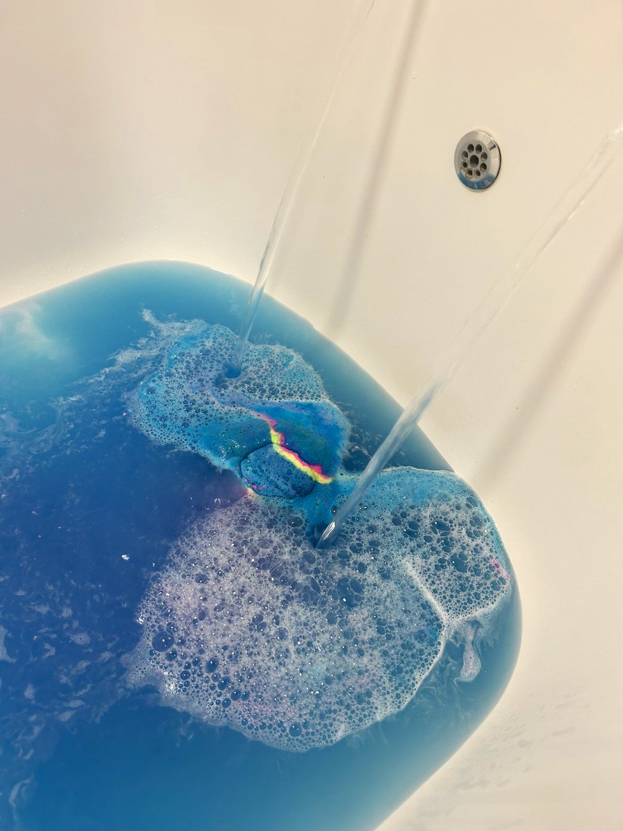 CarmenAustin99's tweet photo. Our amazing donations from @LushBrighton being put to use on this rainy Sunday! Thank you @clairedunn1_ for arranging these with lush ☺️ the ward is smelling beautiful! @pavilion_ward https://t.co/BcelcjfcNS
