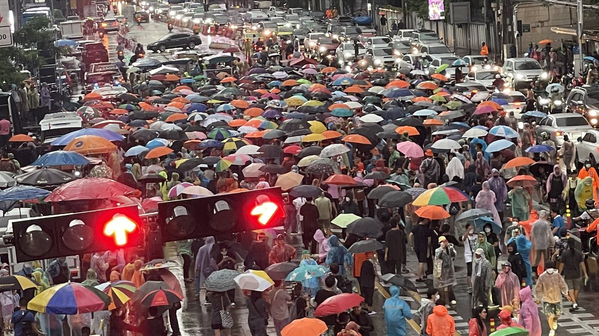 ittipat_tv's tweet photo. มวลชนรวมตัวแยกอโศก ท่ามกลางสายฝน นำโดย "บ.ก.ลายจุด" จัดกิจกรรม #พร้อม 

-ส่งเสียงถึงประชาชน ให้ออกมาเคลื่อนไหว เรียกร้อง ในฐานะที่เป็นเจ้าของเสียงในระบอบประชาธิปไตย

-ต่อต้านอำนาจของ สว. ที่แต่งตั้งจาก คสช. ซึ่งถือว่าไม่ชอบธรรม ไม่สมควรที่จะมีสิทธิ์โหวตเลือกนายกรัฐมนตรีจนระบบรัฐสภาและระบอบประชาธิปไตยบิดเบี้ยวไป  #พร้อม #ม็อบ23กรกฎา66 #จัดตั้งรัฐบาล