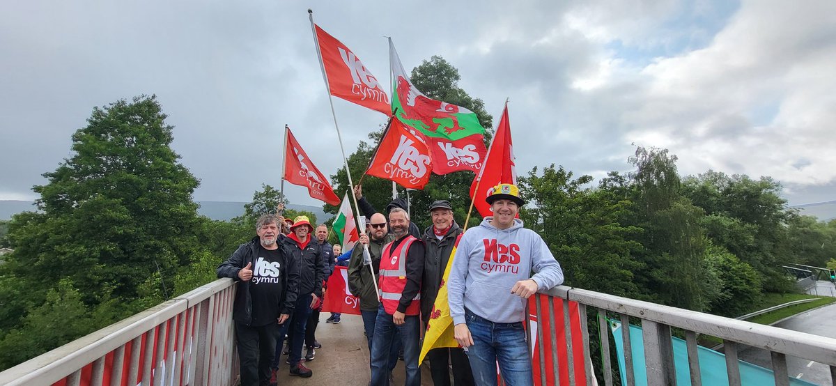 Am fore ar y bont yn Aberdâr. Llawer o gefnogaeth o'r ceir oddi tanom ni. Dechrau bendigedig i'n grŵp newydd sbon! @YesCymru #anibyniaeth