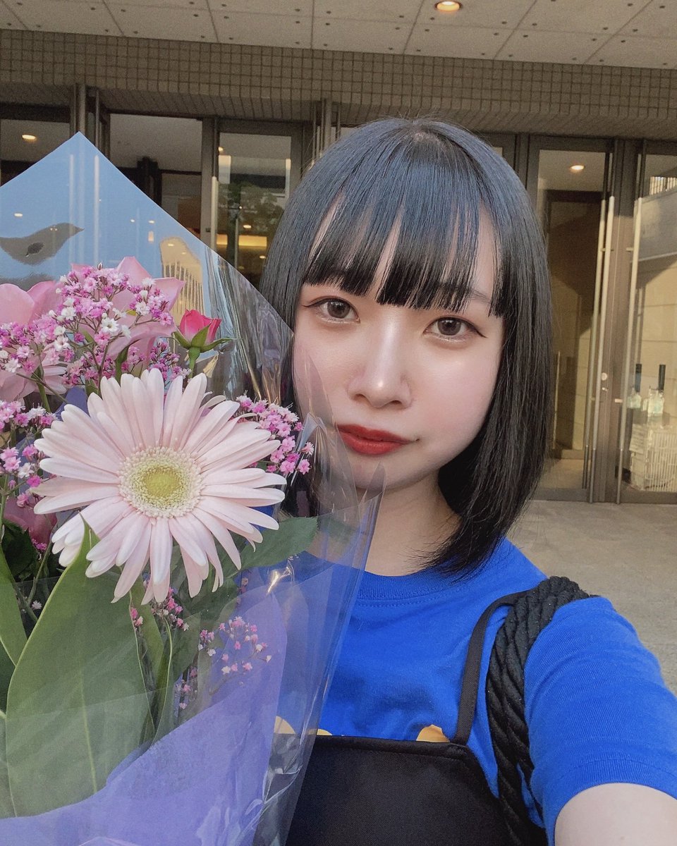 reee_ka__'s tweet photo. 休日終わるね〜
今日はピアノ発表会でした🎹
出演はせずスタッフとして(笑)花束だけは一丁前に抱えてみた、、
来年こそは出演したい！！！！練習頑張ります🔥
#相互フォロー #フォローした人全員フォロー #いいねした人全員フォロー #音楽好きさんと繋がりたい https://t.co/K25NTKzUaw