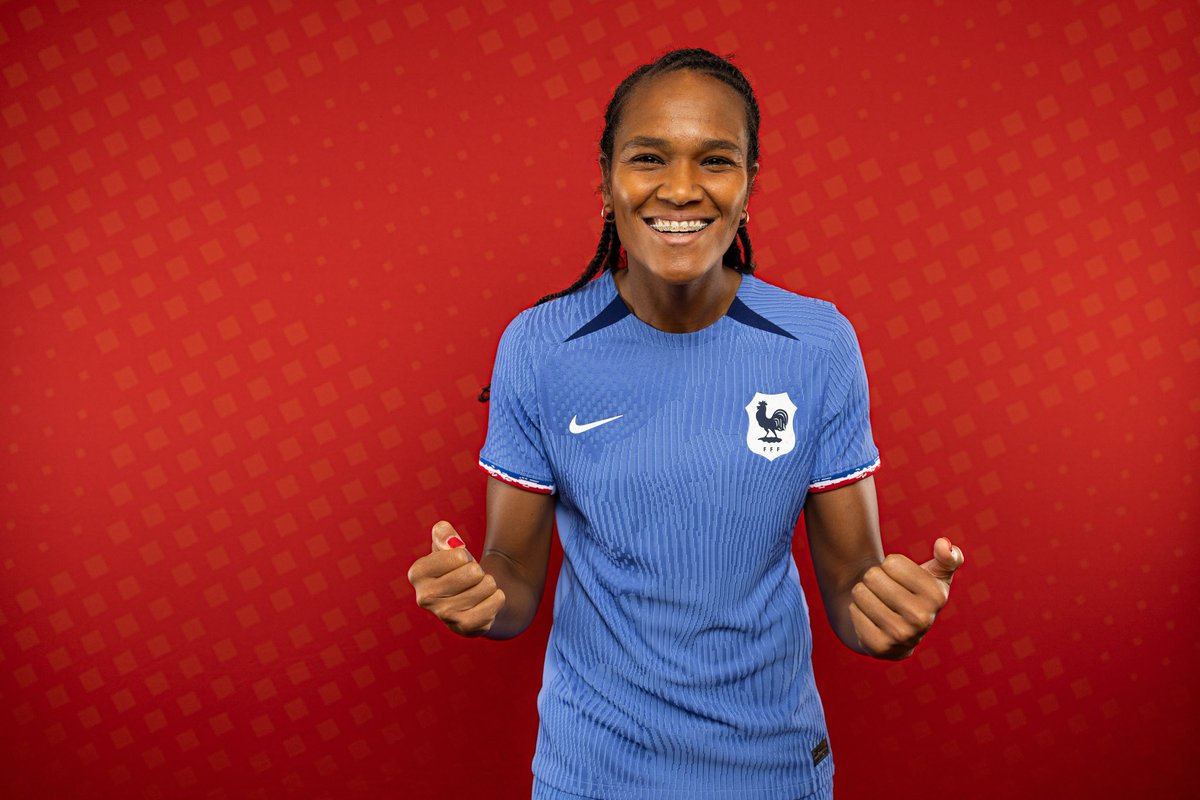 mantosstore_'s tweet photo. Duelo grande dentro do campo e tem uma coisa que também tá roubando a cena além da grande partida: a beleza das camisas de França e Jamaica 🤩

#FIFAWWC #jam #fra #cazetv # https://t.co/xjzrwwL46E