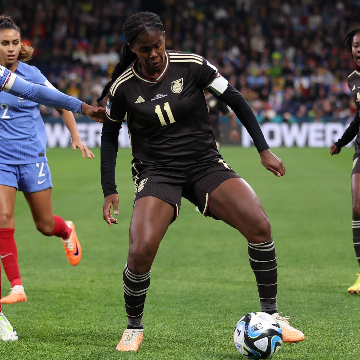 mantosstore_'s tweet photo. Duelo grande dentro do campo e tem uma coisa que também tá roubando a cena além da grande partida: a beleza das camisas de França e Jamaica 🤩

#FIFAWWC #jam #fra #cazetv # https://t.co/xjzrwwL46E