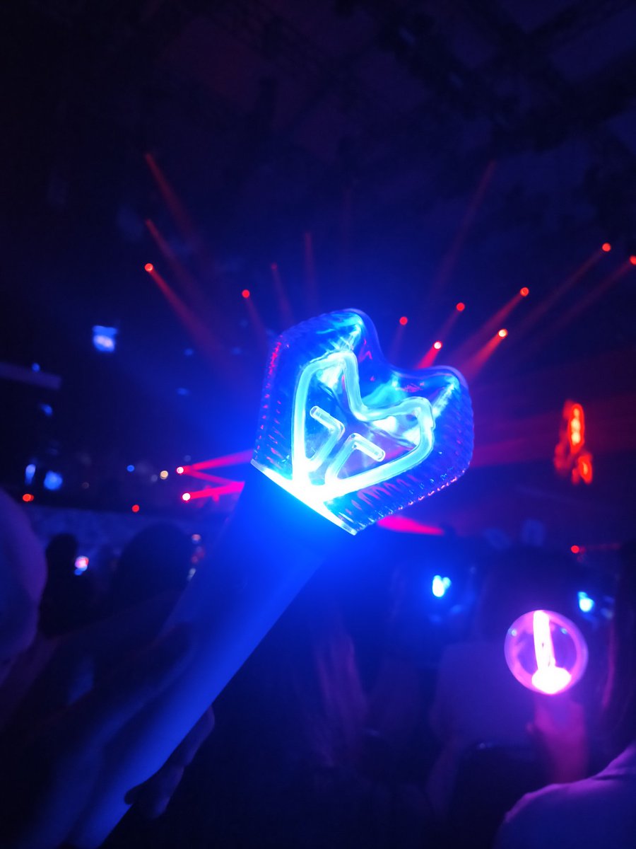 SNSDINAUNION's tweet photo. Satu lagi SONEs..
Siapa yg kemarin ngira klo Molar Bongnya rusak gara-gara mati dipencet-pencet ga nyala???🙈😅🤣
Tau-taunya connect ke bluetooth ya Molar Bongnya 😍😍😍

#TAEYEON_TheODDOfLOVE_in_JAKARTA 
#TAEYEONinJAKARTA 
#TheODDOfLOVE_in_Jakarta https://t.co/SF2dIgs8aE