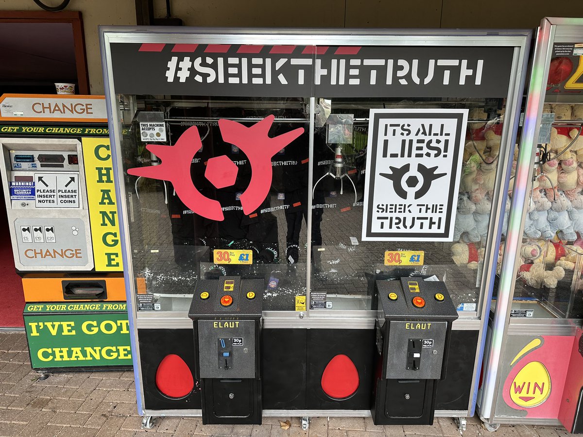 ThrillPix's tweet image. If you’re at @altontowers today then DO NOT put money into the Phalanx claw machine as it’s turned off but still taking money and guest services don’t care!