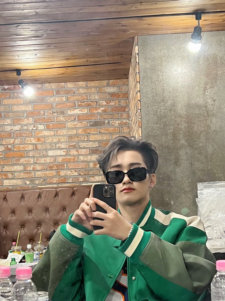 jefeflee's tweet image. In the felicitous interstices of procuring music video snippets, i seized the opportune moment to perpetuate an aesthetically captivating mirror selfie of myself. Showcasing my swanky and sophisticated countenance.