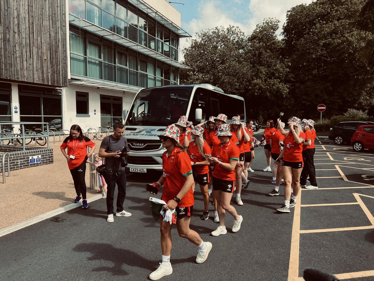 Diolch yn fawr to everybody who attended today’s farewell presentation, sent messages or has supported our @WalesNetball_ journey in any way, big or small. 

I love doing this more than anything else in the world 🌍 

Stop nesaf: Cape Town 🏴󠁧󠁢󠁷󠁬󠁳󠁿➡️🇿🇦