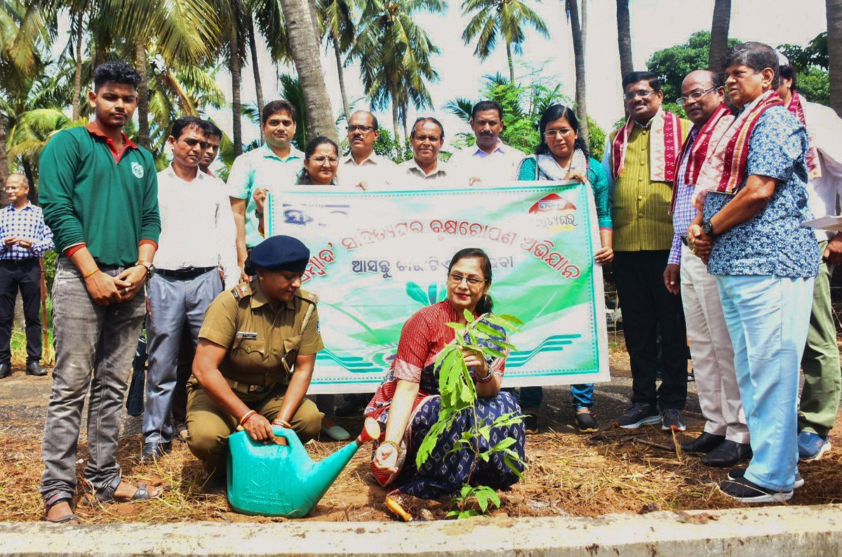 DrSubhashree_L's tweet photo. ସବୁଜ ଓୟୁଏଟି ଅଭିମାନରେ ସମ୍ବାଦ ସାହିତ୍ୟଘର ଓ ସିଟି ଫରେଷ୍ଟ ଡିଭିଜନ ପକ୍ଷରୁ ଓଡ଼ିଶା କୃଷି ଓ ବୈଷୟିକ ବିଶ୍ଵବିଦ୍ୟାଳୟରେ 'ଉଦଘାଟନୀ ଉପଵନ' କାର୍ଯ୍ୟକ୍ରମ ଆରମ୍ଭ ହୋଇଛି। ବିଶ୍ବ ବିଦ୍ୟାଳୟର କୁଳପତି,ଡି.ଏଫ.ଓ, ବିଭିନ୍ନ ବିଭାଗର ଡିନ୍, ବିଭାଗୀୟ ଅଧିକାରୀ, ଛାତ୍ରଛାତ୍ରୀଙ୍କ ସହିତ ଆମ ପରିବାରର ମୁଖ୍ୟ ଓ ସହଯୋଗୀ ମାନେ ସାମିଲ ହୋଇଥିଲେ https://t.co/wKMe6yhudU