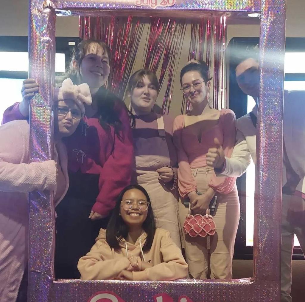 MarkSmith6868's tweet photo. @KritterXD @joshastradowsk1 My daughter (with little handbag) and friends at Barbie 🥿 https://t.co/hm6GyHeKUe