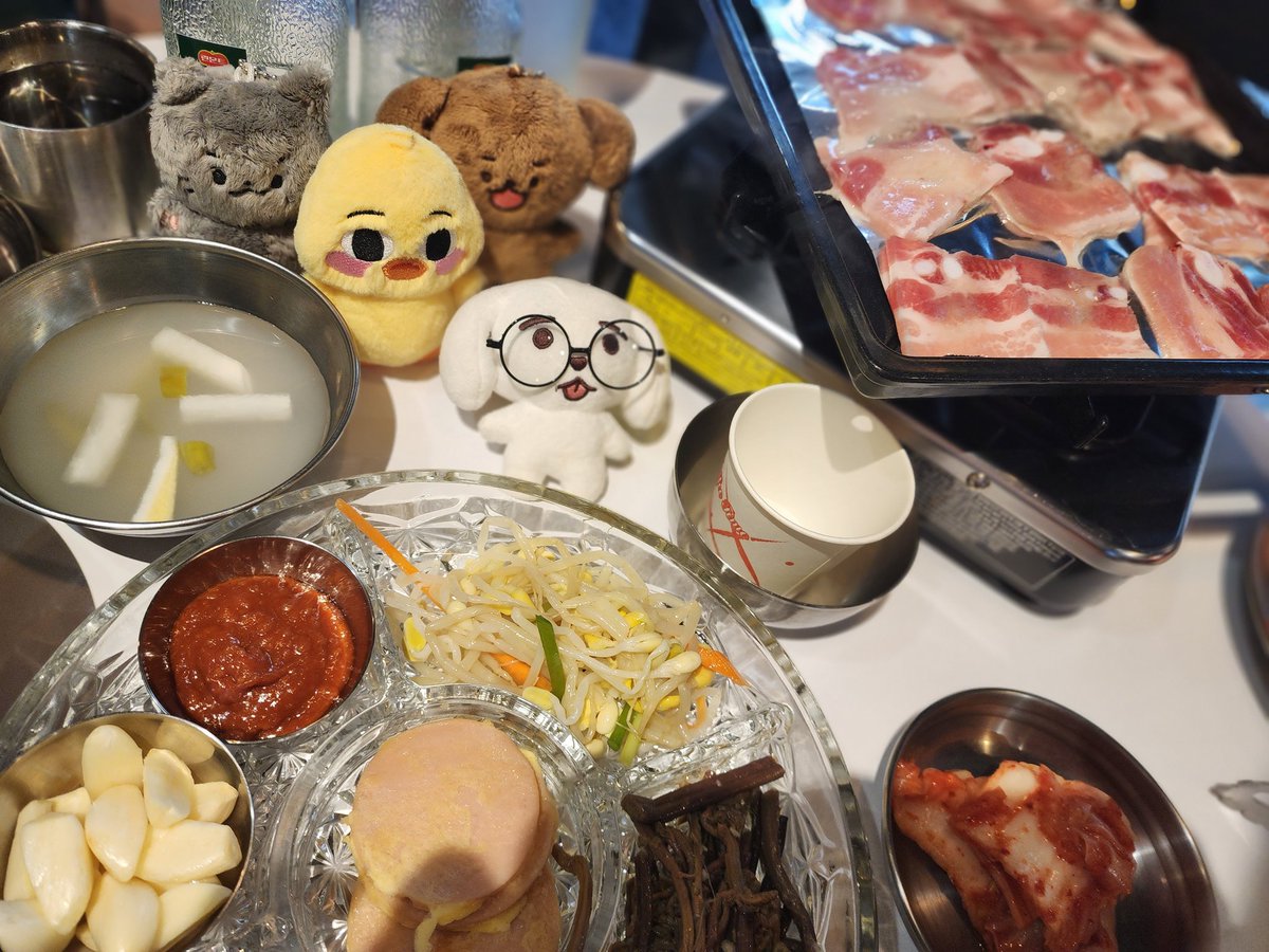 진짜맛나게먹었네요~
큰손언냐1등뽑기를간절히바랬는데..ㅠㅠ우리언니1등주라!!진짜루
#판타지어디야고기먹자_오잉우와 
#인성다원과_냉삼한접시_뚝딱