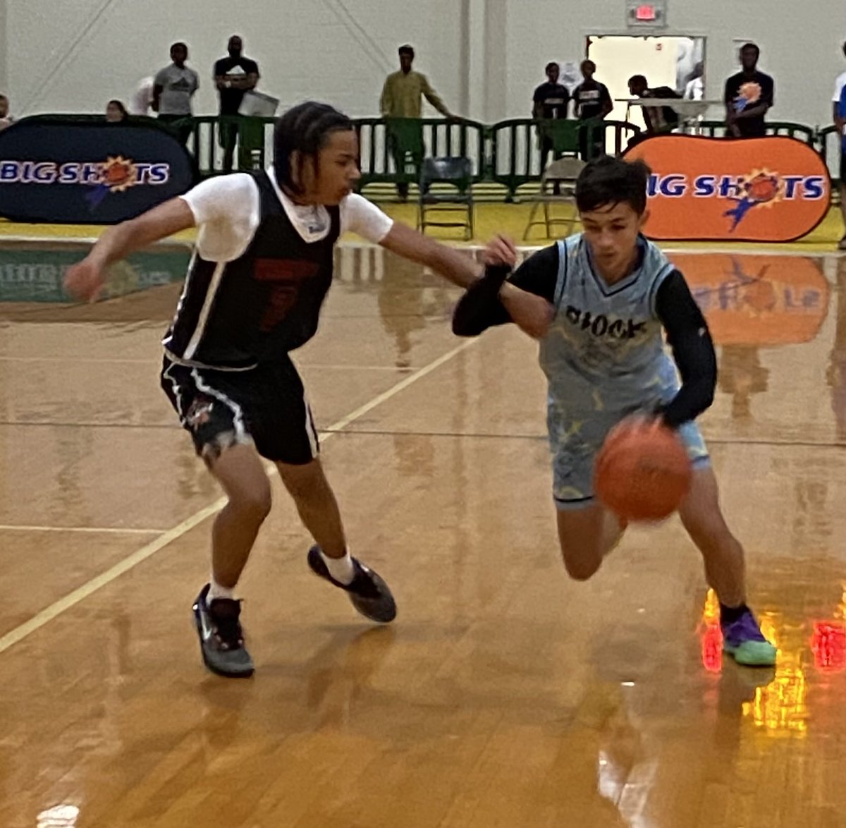 Team Shock guard Milo Boze with a lot of upside and one to watch in 2027.  Heady and crafty ball handler with some skillful  finishing moves and great body control.  #BigShots #VAShowdown ⁦<a href="/BigShotsToday/">Hit The BIG SH🏀TS</a>⁩ ⁦<a href="/BigShotsGlobal/">BIG SH🏀TS</a>⁩