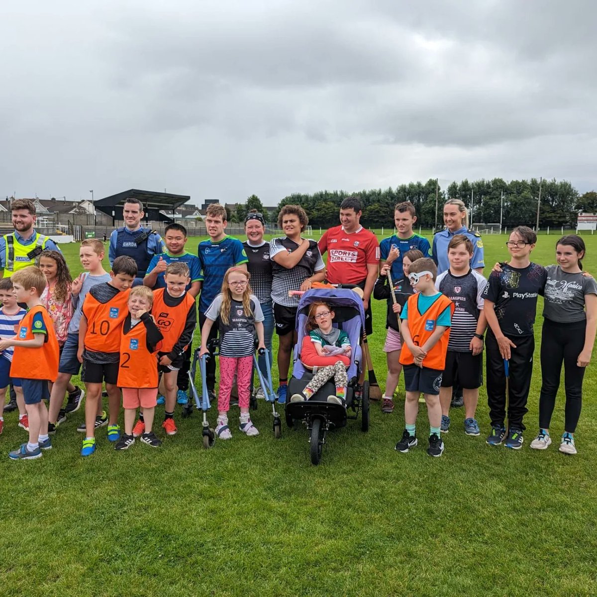 Our local Gardaí for called for a meet &amp; greet with our Magpies All Star players after training today. The players were delighted with the support &amp; encouragement from the officers and were very proud to to stand in for photos with them. Thank you to the Gardaí  #gaacommunity