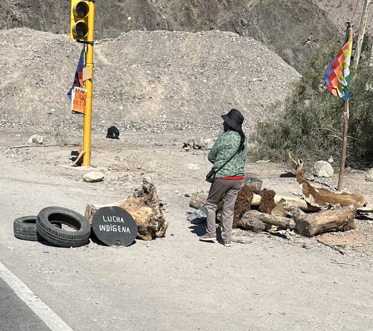 Ioohaa's tweet photo. Acaban de atropellar a un niño en la ruta 9 camino a Tilcara a 1.5km del corte. Morales, ¿cuántas vidas más esperas que se lleve el corte? @GerardoMorales 

#JujuyDePie https://t.co/V4wIjv7pz5
