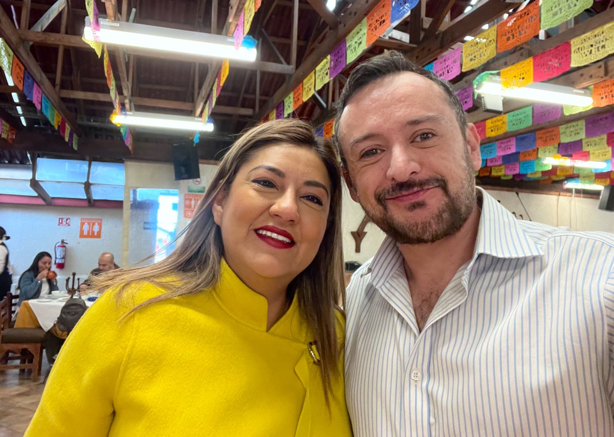 RayMorenoMX's tweet image. Con mi amiga y alcaldesa de @TlalpanAl, @alfagonzalezm, en el @ArroyoRest5740, previo a los diálogos por la #CDMX con #CházaroChilango, @Silvano_A y @Jesus_ZambranoG.

#SomosPRD #FrenteAmplioDeMéxico #VaPorMéxico #VaPorCDMX
