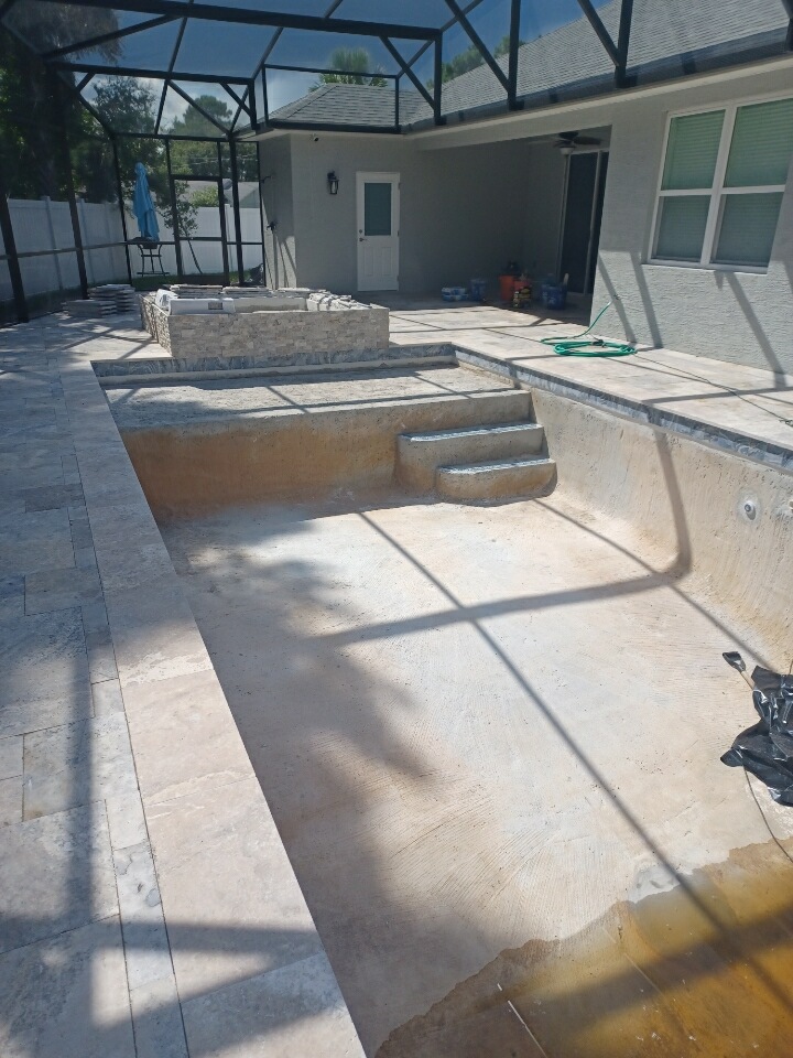 aguaconstruct's tweet image. Travertine deck looking amazing and working on the rolled-edge spa of this beautiful new pool and spa combo we&apos;re building in Palm Coast.

Every day is a pool day when we&apos;re done with your backyard 😎
(386) 246-7212
#poolbuilder #palmcoast