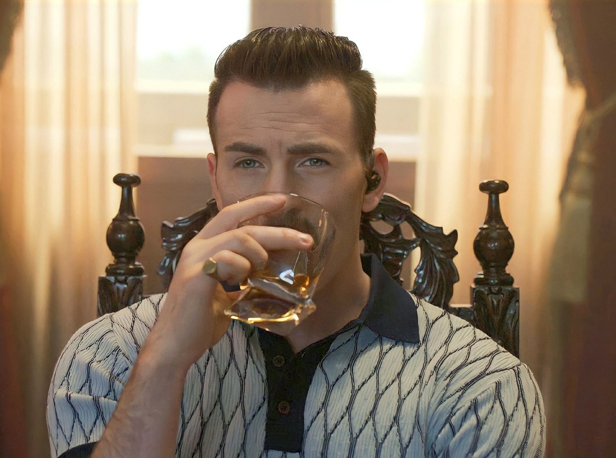LeLeticiaRamos_'s tweet image. Chris Evans as Lloyd Hansen 🥃❤‍🔥 
    Looking The Gray Man 🎬