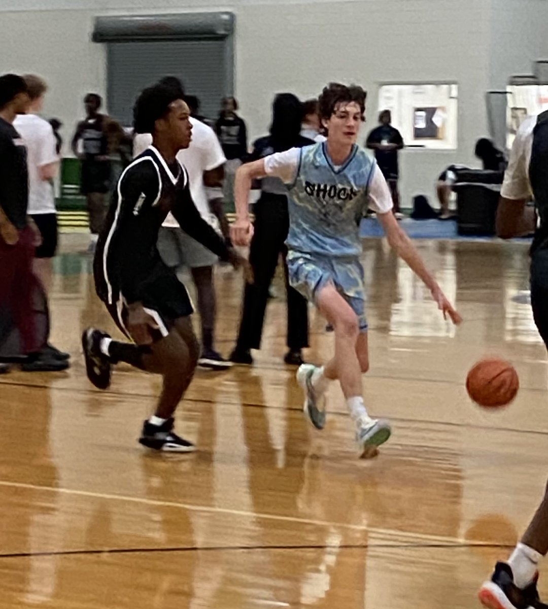 Nathan Lessley (6’4 2027) has a team high 11 points, Team Shock with a 44-35 lead over DTLR, 1:48 left 2H.  He scored on this drive and followed with a 3-pointer.  Also a 2027 to watch for!  #BigShots #VAShowdown <a href="/BigShotsGlobal/">BIG SH🏀TS</a> ⁦<a href="/BigShotsToday/">Hit The BIG SH🏀TS</a>⁩